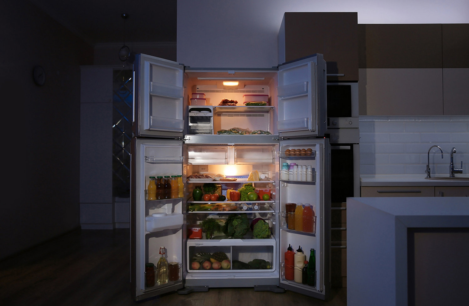 Открытый холодильник ночью