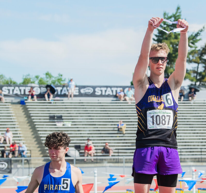 Onalaska’s Ben Russon holds up a medal after placing fifth in the 2B boys 800 meter run in Yakima on Friday, May 26.