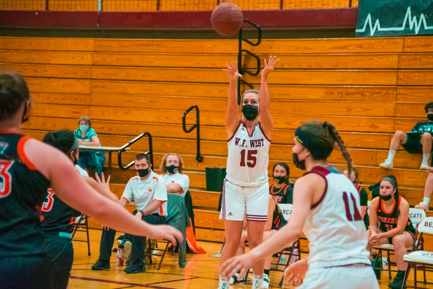 FILE PHOTO - W.F. West&rsquo;s Madi Mencke (15) makes a deep shot during a game against the Tigers played Monday night in Chehalis.