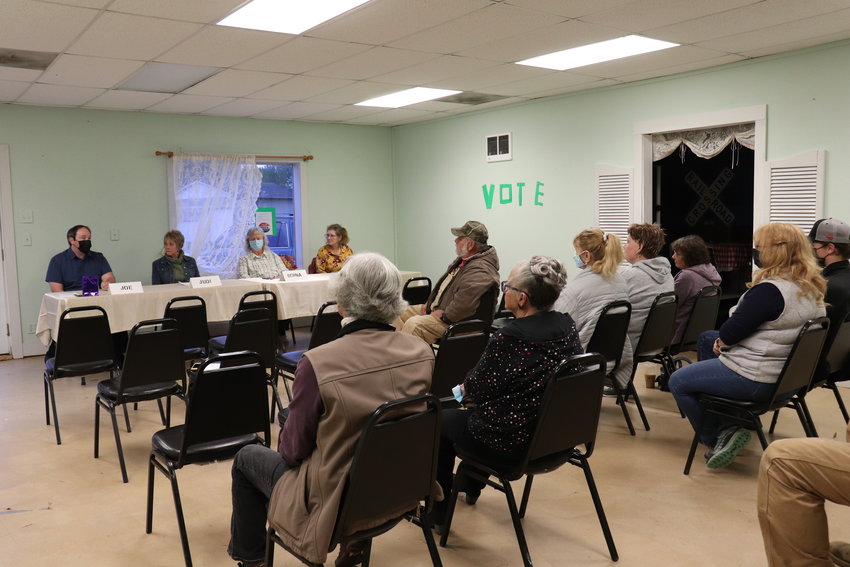 Vader community members gathered in the city&rsquo;s community center on Wednesday to ask questions to the city&rsquo;s mayoral and city council candidates in the upcoming election.