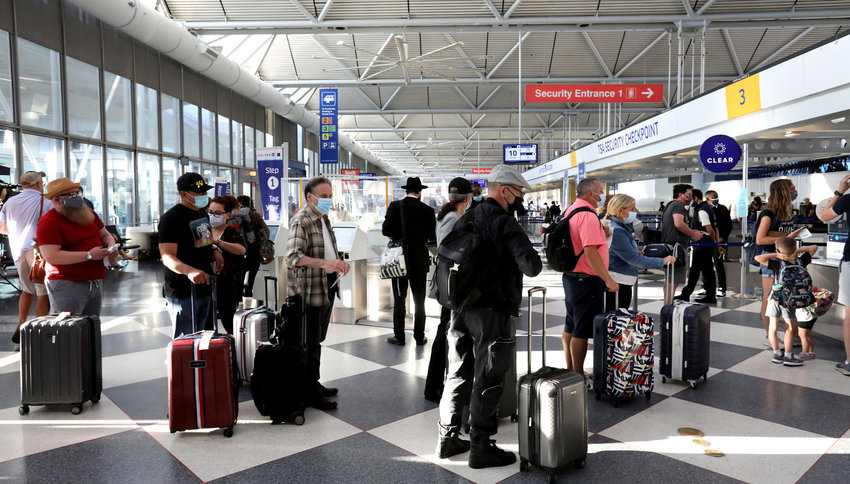 Air travelers line up at O'hare International Airport's United Terminal on Friday, Sept. 17, 2021 in Chicago. (Antonio Perez/Chicago Tribune/TNS)