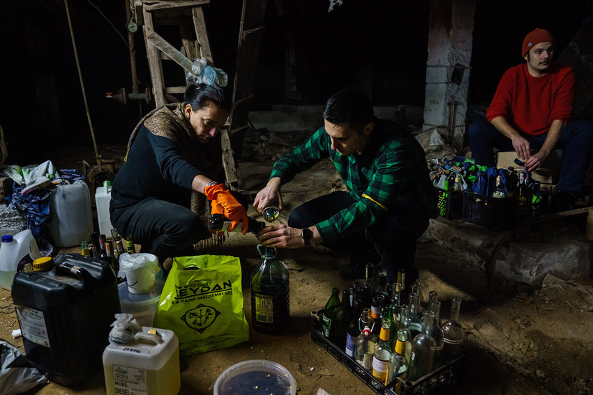 Volunteers from the Territorial Defense Units make Molotov cocktails to use against the invading Russian troops in Kyiv, Ukraine, Saturday, Feb. 26, 2022. (Marcus Yam/Los Angeles Times/TNS)