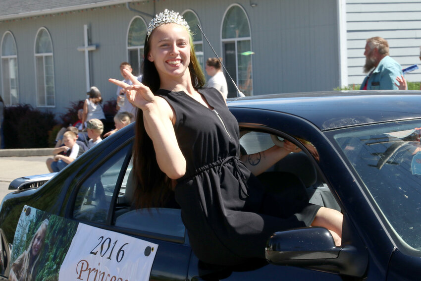 Princess Napawinah 2016 Lindsey Miles holds up a peace sign during the Napavine Funtime Festival Parade on Saturday, July 15. For the event&rsquo;s 50th anniversary, all 49 past Princess Napawinahs were invited to be the parade&rsquo;s grand marshals.