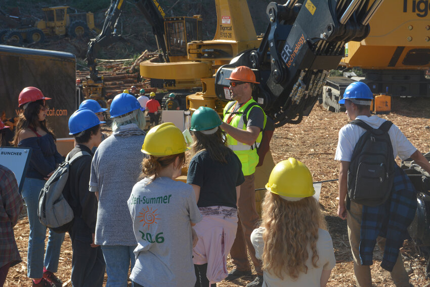 A presenter speaks with a group of students at the Pacific Logging Congress Live In-Woods Show on Sept. 22.