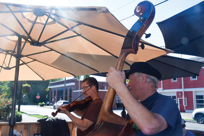 Two &ldquo;pickers&rdquo; at Ridgefield&rsquo;s Birdfest and Bluegrass play at Ridgefield Craft Brewing during the event Oct. 7.