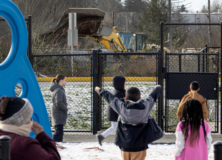 华盛顿州的石子场警告隔壁学校停止发声，否则后果自负