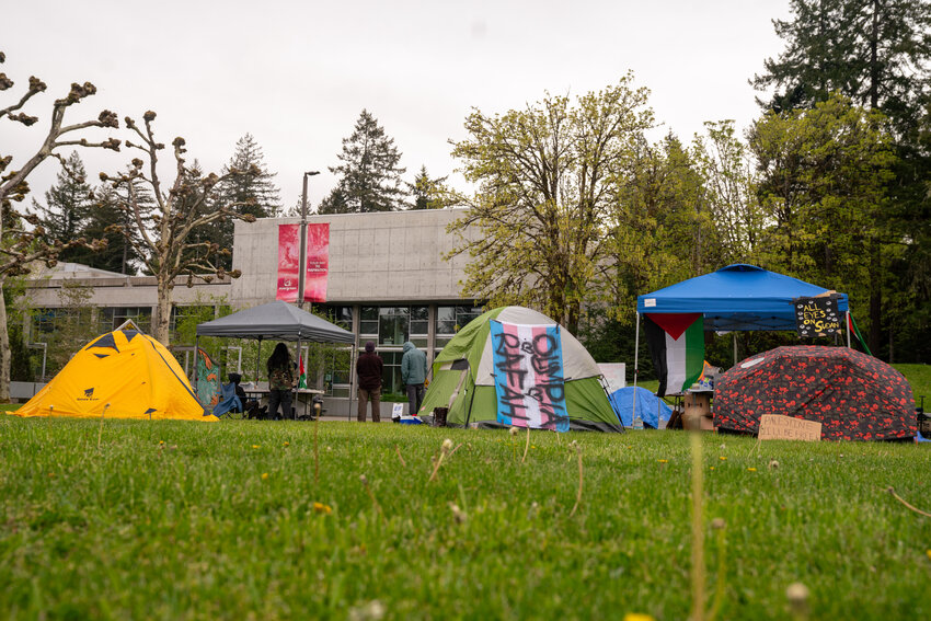 Protesters at The Evergreen State College in Olympia agreed to remove their week-old encampment Tuesday night after striking a deal with administrators that includes the school publicly calling for a cease-fire in the Israel-Hamas war and exploring divestment from companies that profit from &quot;the occupation of Palestinian territories.&quot;